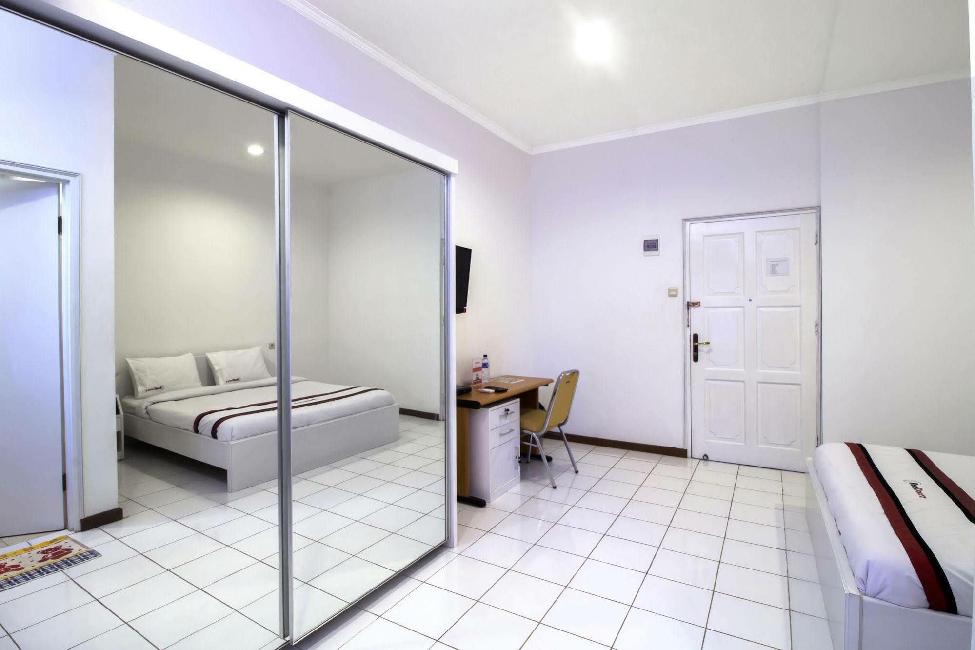 Reddoorz Plus @ Tendean Jakarta Eksteriør bilde